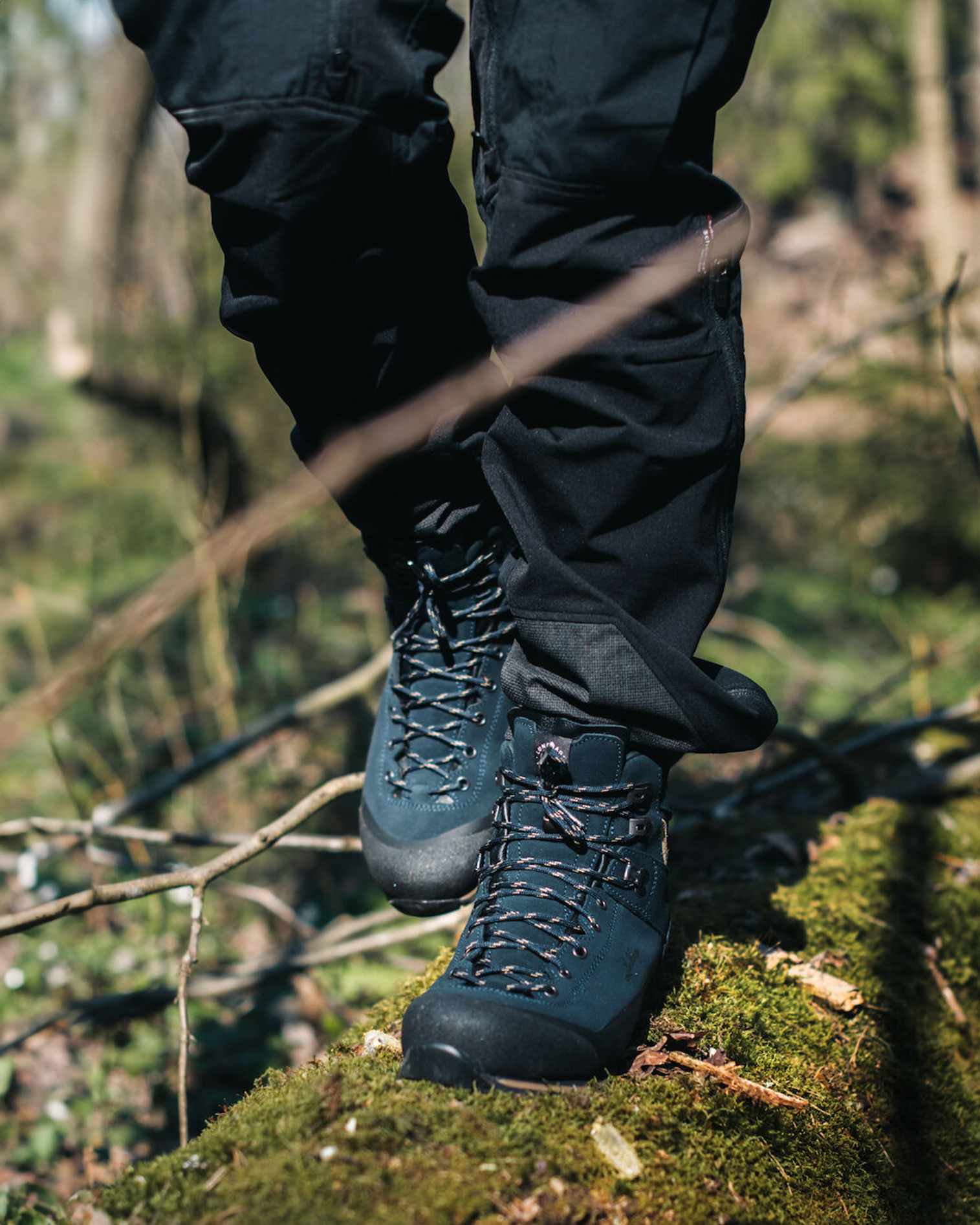 ほぼ新品　Lundhags Bjerg Hiking Shoe 登山靴EUR41 Lundhags Bjerg Low Deep Blue | Buy Lundhags Bjerg Low Deep Blue
