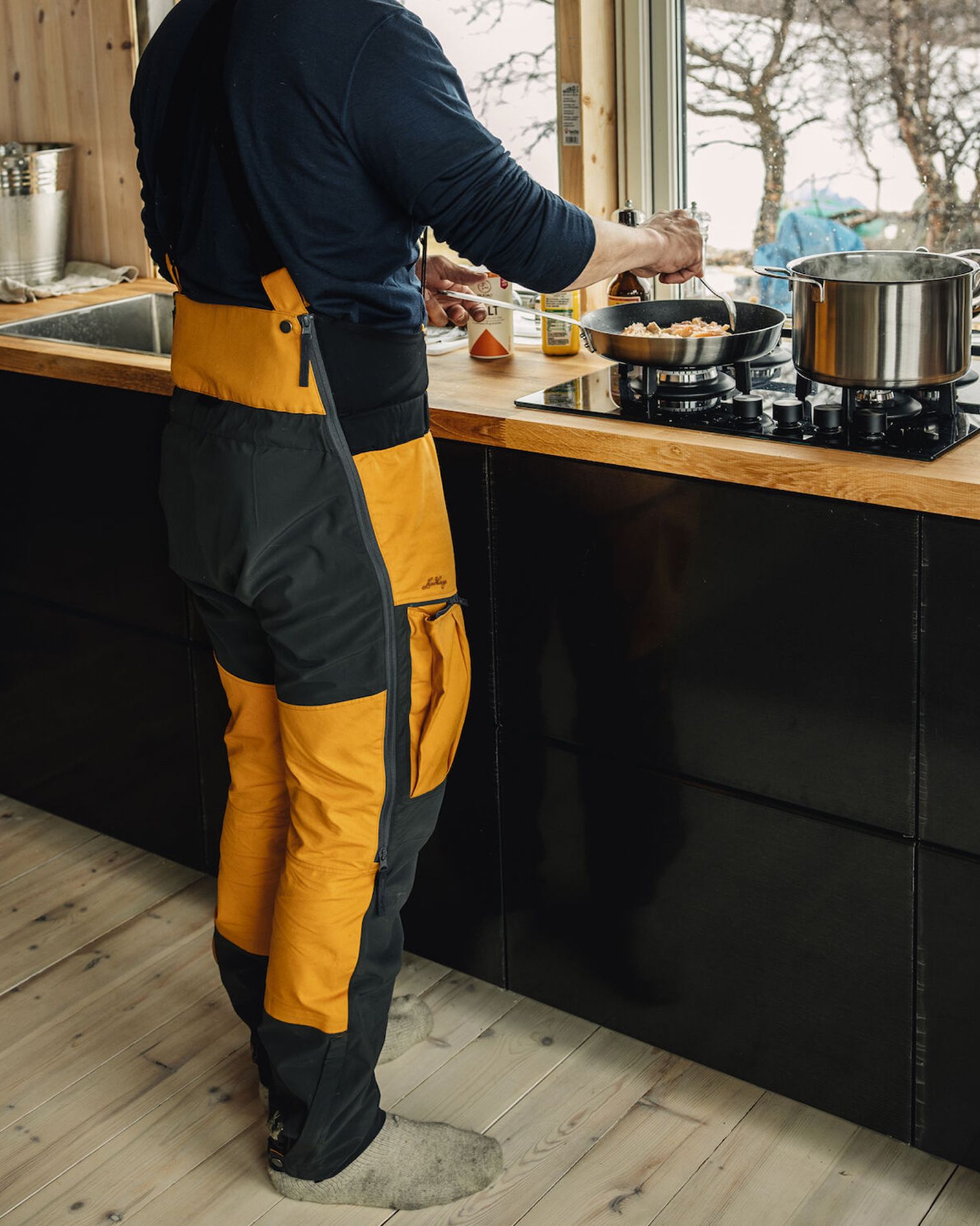 別注　ELECTRIC x LAKESEEKERS BIB PANTS XL ELECTRIC × LAKE SEEKER'S 「深黒」シリーズがリリース – URBAN